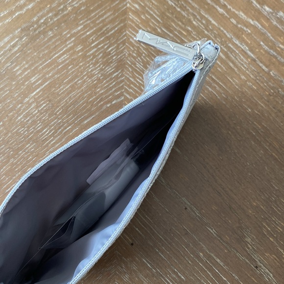 MAC 143SES Travel size face brush & Special Edition travel bag - Picture 10 of 15